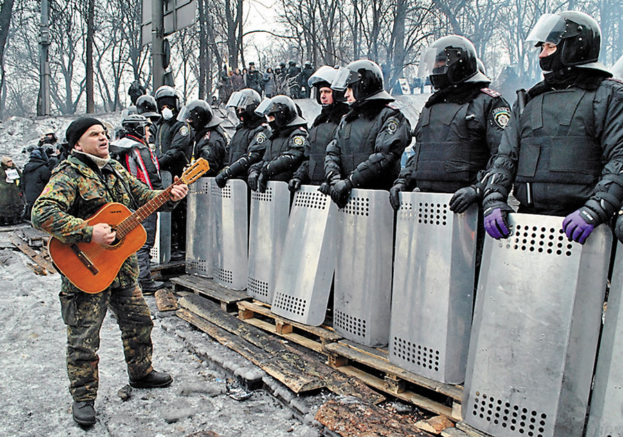 Микола Василечко. «Пісня проти щитів». Фото Миколи Василечкa